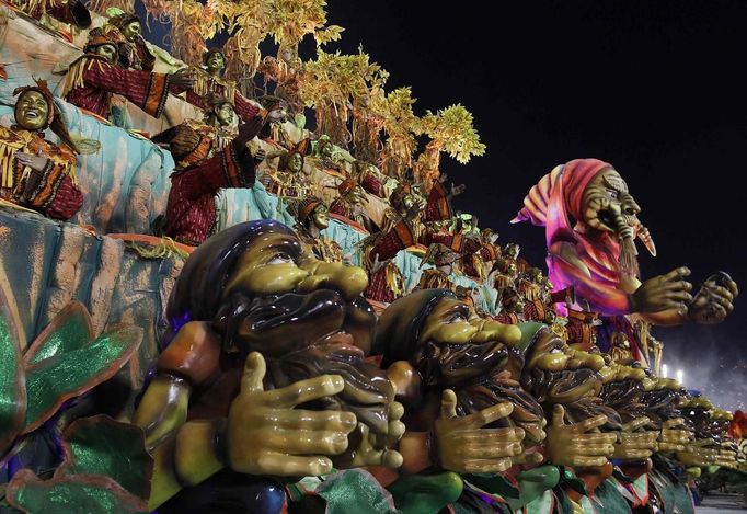 Revellers of the Unidos da Tijuca samba school participate in the annual carnival parade at Rio de Janeiro's Sambadrome, February 10, 2013. REUTERS/Pilar Olivares (BRAZIL - Tags: SOCIETY) Published: Úno. 11, 2013, 4:58 dop.