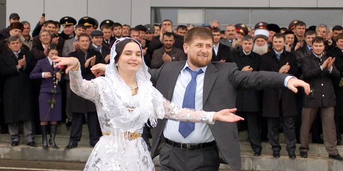 Čečenský vůdce Ramzan Kadyrov tančí při slavnostním znovuotevření letiště v Grozném, zničeného během druhé čečenské války, 8. března 2007.