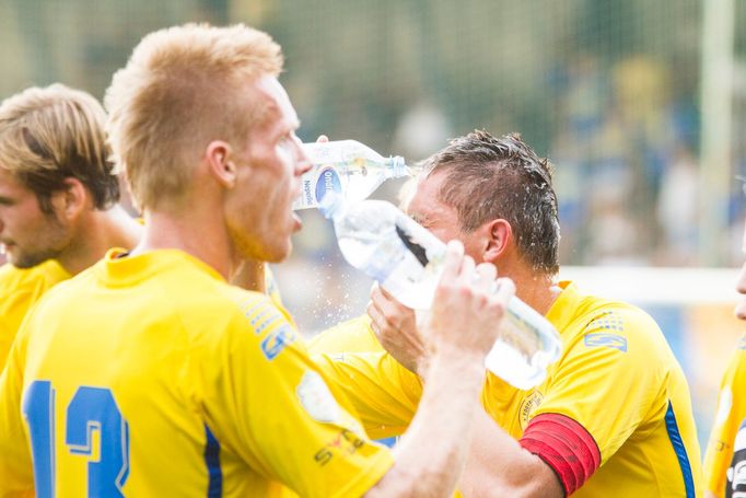 SL, Zlín-Baník: fotbalisté Zlína se osvěžují ve vedru