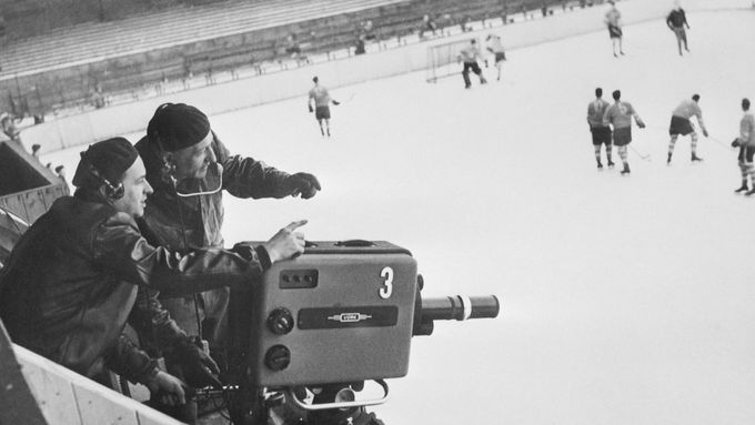 Momentka z výroby prvního sportovního přímého přenosu Československé televize z hokejového utkání v Praze na Štvanici
