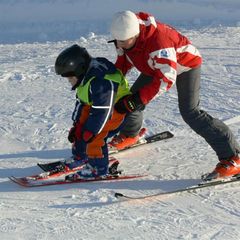 dítě s helmou, lyže