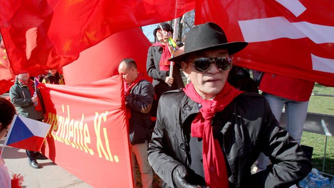 Foto: Česká policie na straně čínských profesorů demagogie, tibetské vlajky neprošly. Kdo zapomněl?