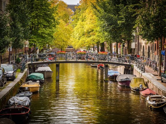 Vodní kanál v Amsterdamu.