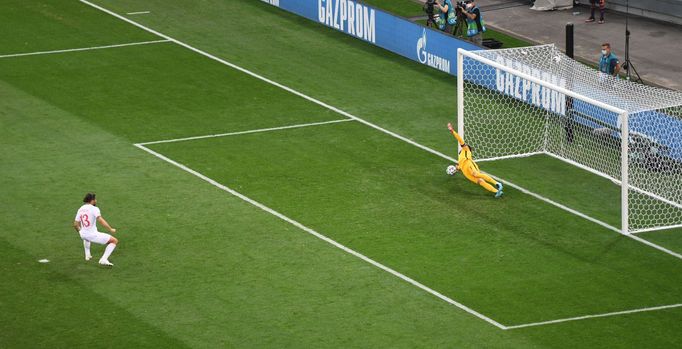 ME ve fotbale 2021, Francie - Švýcarsko: Hugo Lloris chytá penaltu Ricardu Rodríguezovi.