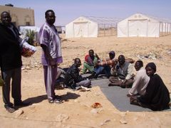 Skupina Súdánců na egyptsko-libyjské hranici.