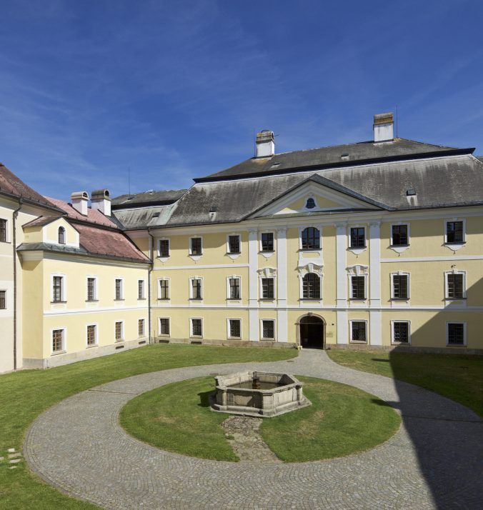 Zámek Žďár nad Sázavou dům u kašny