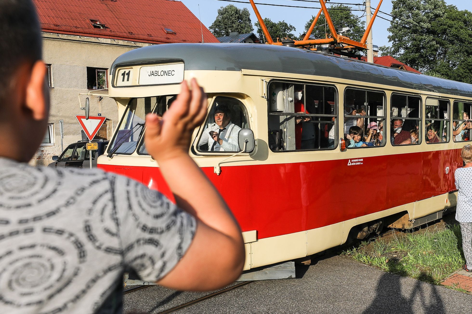 Průvod tramvají, tramvaj, trať Jablonec nad Nisou - Liberec, loučení, rozchod kolejí 1000 milimetrů, šotouš