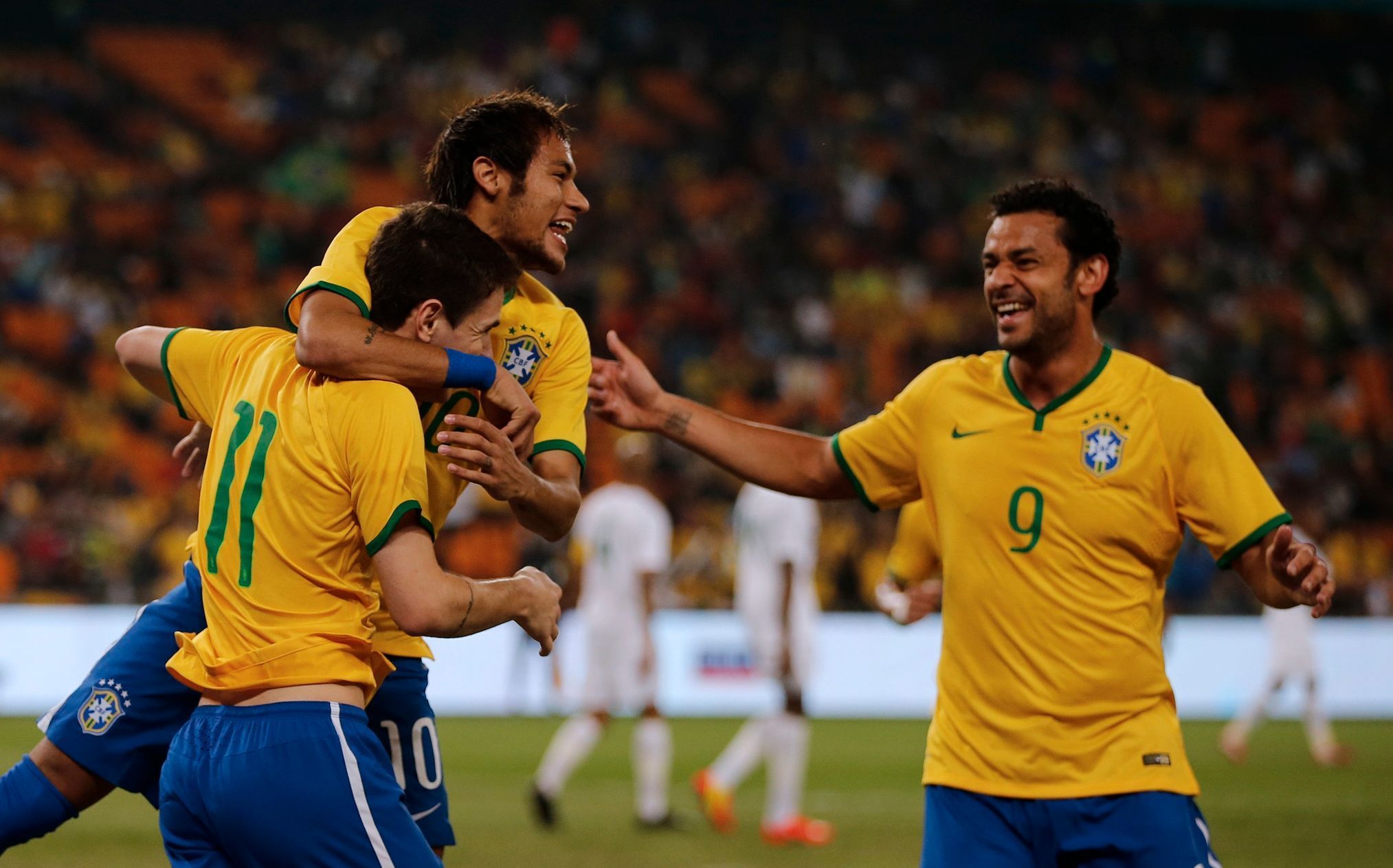 Brazilci Oscar, Neymar a Fred slaví gól v síti Jižní Afriky