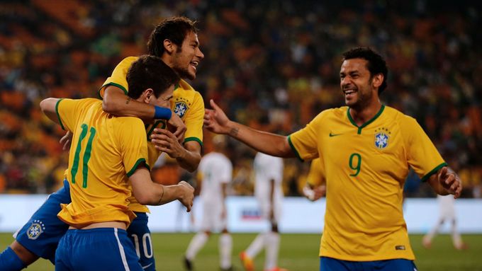 Oscar, Neymar a Fred slaví jednu z pěti branek do sítě Jihoafrické republiky.