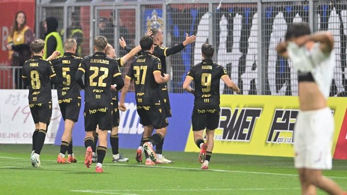 Fotbalisté Baníku Ostrava se radují z branky síti Pardubic.