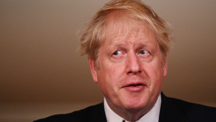 Johnson si vyjel na kole 11 kilometrů od bydliště. Porušil opatření, tvrdí kritici