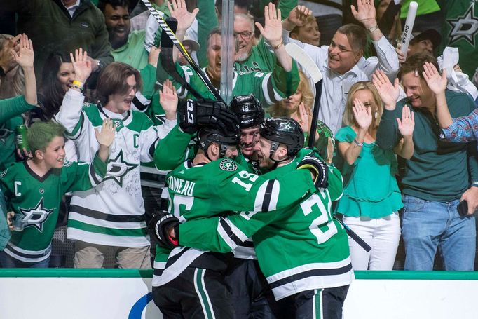 hokej, NHL 2018/2019, Stanley Cup, Dallas - Nashville, Radek Faksa (uprostřed) se raduje se spoluhráči Blakem Comeauem a Esou Lindellem