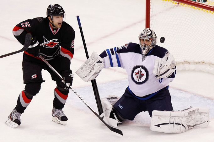 Brankář Winnipegu Ondřej Pavelec zasahuje v zápase proti Carolině