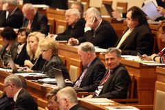 Platy soudců i politiků porostou, už zbývá jen podpis