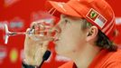 Letošní posila stáje Ferrari Kimi Räikkönen pije vodu na tiskové konferenci své stáje v italském zimní středisku Madonna Di Campiglio