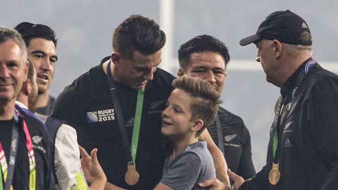 Sonny Bill Wiliams s malým chlapcem po finále MS v ragby Nový Zéland vs. Austrálie