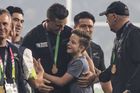 VIDEO Novozélandský ragbista daroval zlatou medaili mladému fanouškovi