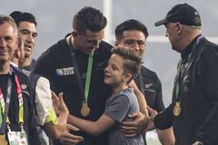 VIDEO Novozélandský ragbista daroval zlatou medaili mladému fanouškovi