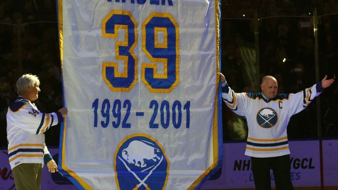 Buffalo vyřadilo číslo 39 legendárního gólmana Dominika Haška.