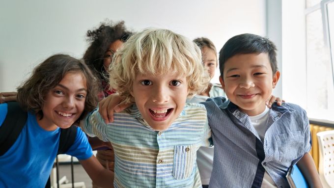 Hlášky zaplavují školní chodby pravidelně - a mění se rychleji než počasí.