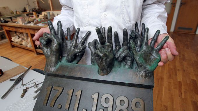 Foto: Holé ruce vyhozeny z průchodu na Národní třídě. Plastika bude zvenku na fasádě domu