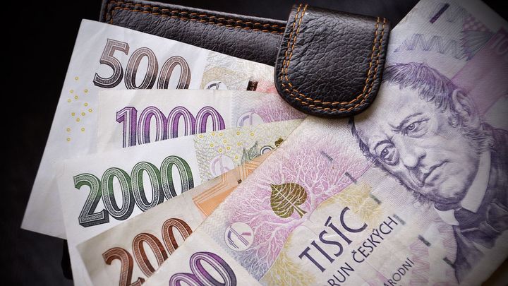 Řidič vytrousil peněženku se sto tisíci tržby. Našel ji školák, který peníze vrátil