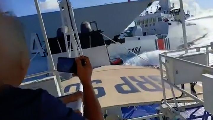 Agresivní Čína si na moři utrhla ostudu. Honička za Filipínci skončila osudovou ránou; Zdroj foto: X/jaytaryela