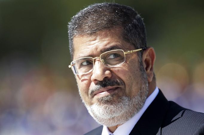 Egypt's President Mohamed Mursi reviews the troops at an official ceremony before meeting with Brazil's President Dilma Rousseff at Planalto Palace in Brasilia in this May 8, 2013 file photo. Mursi, toppled by the military on Wednesday, is being held by the authorities, a Muslim Brotherhood spokesman and a security official said on July 4, 2013. REUTERS/Ueslei Marcelino/Files (BRAZIL - Tags: POLITICS HEADSHOT CIVIL UNREST) Published: Čec. 4, 2013, 1:20 dop.