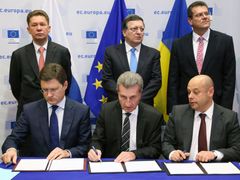 Zleva ruský ministr energetiky Alexandr Novak, eurokomisař pro energetiku Günther Oettinger a ukrajinský ministr Jurij Prodan.