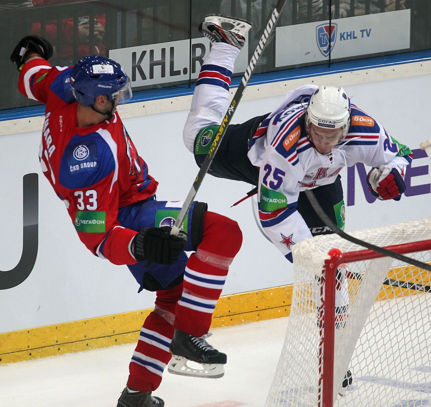 Hokejista Lva Praha Zdeno Chára srazil Igora Makarova v utkání KHL proti SKA Petrohradu.