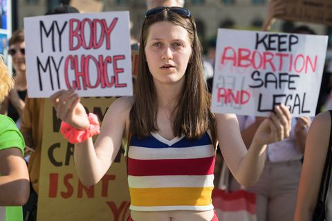 Pochod Amnesty International proti rozhodnutí amerického nejvyššího soudu v otázce potratů