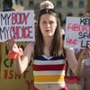 Pochod Amnesty International proti rozhodnutí amerického nejvyššího soudu v otázce potratů