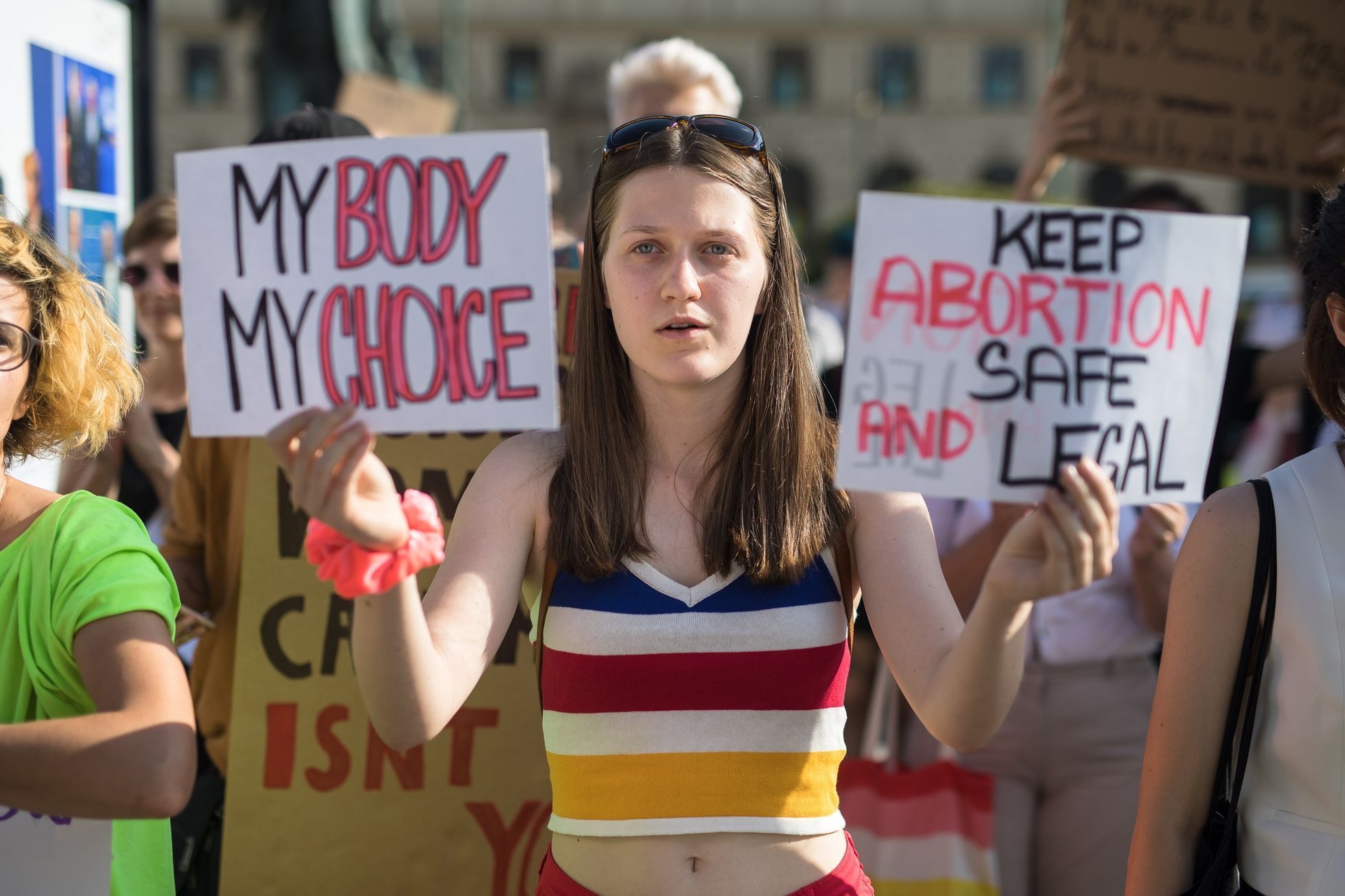 Pochod Amnesty International proti rozhodnutí amerického nejvyššího soudu v otázce potratů