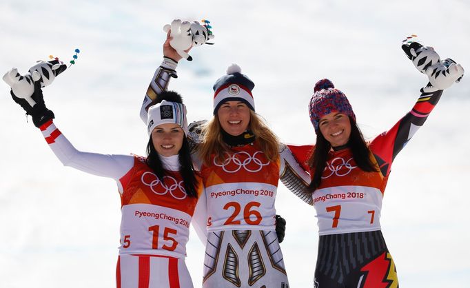 Anna Veithová, Ester Ledecká a Tina Weiratherová na stupních vítězů v super-G na ZOH 2018