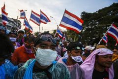 Thajská policie pustila lidi k vládě, podávali si ruce