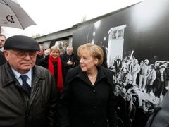 Při loňských oslavách výročí pádu zdi se německá kancléřka Merkelová sešla s někdejším generálním tajemníkem KSSS z časů perestrojky Michailem Gorbačovem