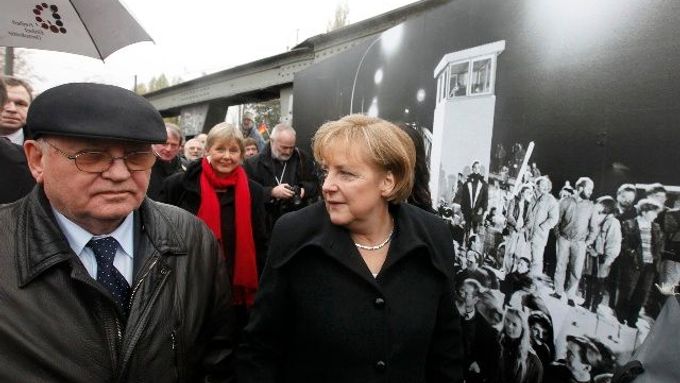 Merkelová a Gorbačov přecházejí přes most na Bornholmer Strasse.