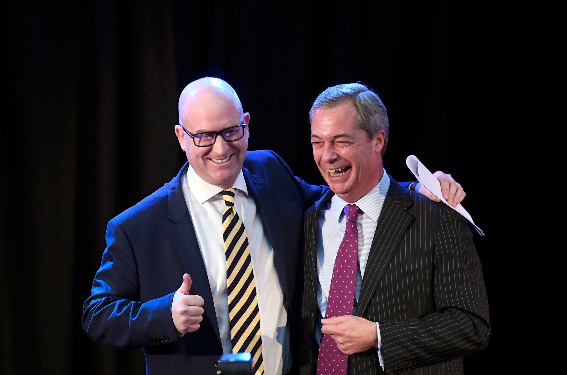 Paul Nuttall s Nigelem Faragem po svém zvolení novým šéfem strany UKIP