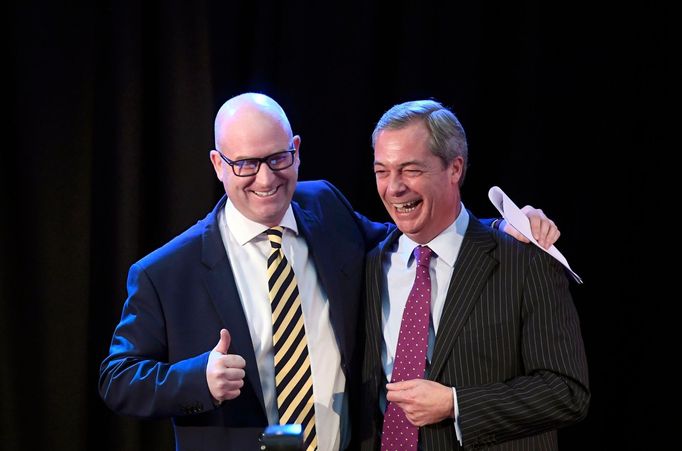 Paul Nuttall s Nigelem Faragem po svém zvolení novým šéfem strany UKIP.