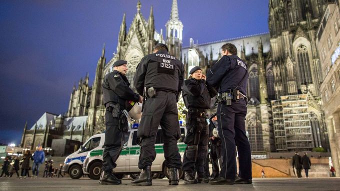 Policie patroluje u dómu v Kolíně nad Rýnem. Ilustrační foto.