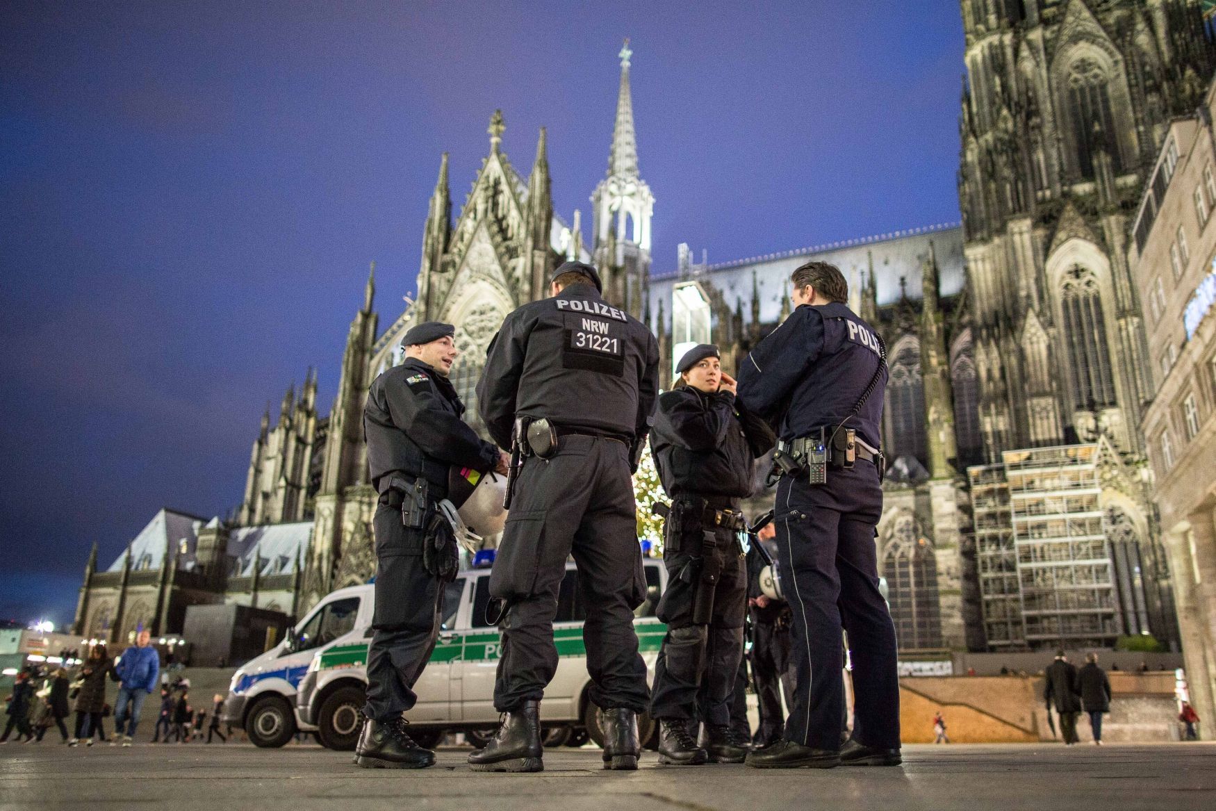 Policie patroluje u dómu v Kolíně nad Rýnem.