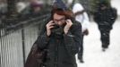 A woman makes her way through snow and wind in New York, February 8, 2013. A blizzard blew into the northeastern United States on Friday, cutting short the workweek for millions who feared being stranded as state officials ordered roads closed ahead of what forecasters said could be record-setting snowfall. From New York to Maine, the storm began gently, dropping a light dusting of snow, but officials urged residents to stay home, rather than risk getting stuck in deep drifts when the storm kicks up later Friday afternoon. REUTERS/Keith Bedford (UNITED STATES - Tags: ENVIRONMENT) Published: Úno. 9, 2013, 12:30 dop.