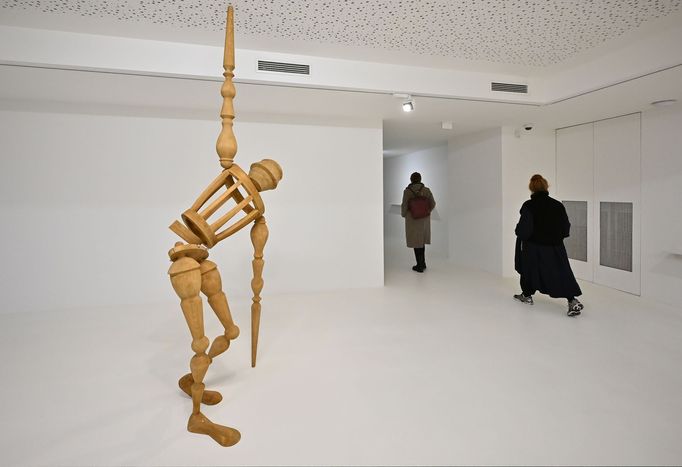 Snímek z výstavy děl Pavly Scerankové v humpolecké 8smičce.