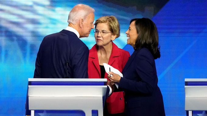 Joe Biden s Elizabeth Warrenovou a Kamalou Harrisovou.