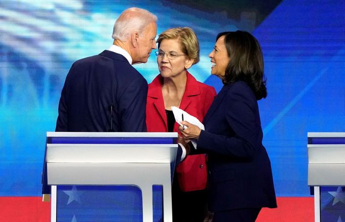 Joe Biden s Elizabeth Warrenovou a Kamalou Harrisovou.