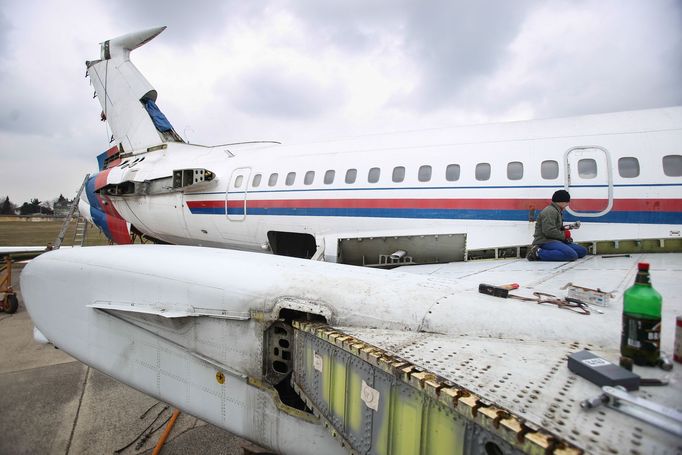 Mechanik při práci. Nechybí i nutné občerstvení