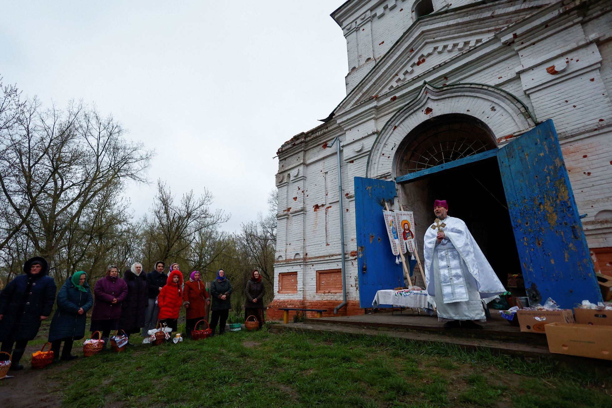 Velikonoční bohoslužba v chrámu ve vesnici Lukašivka, poškozeném ruským bombardováním.