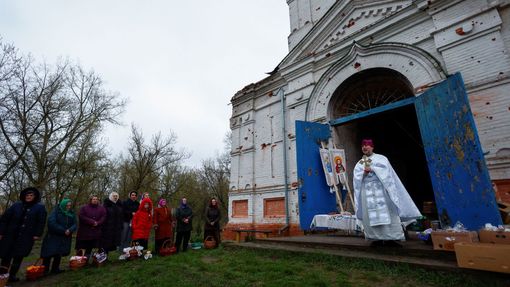 Velikonoční bohoslužba v chrámu ve vesnici Lukašivka, poškozeném ruským bombardováním.