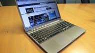 Ze sedmičkové řady luxusních laptopů Samsung odhalil typy NP700Z5A-S02US, NP700Z5A-S01US, NP700Z3A-S01US a NP700Z5B-W01UB. Na první pohled zaujme robustní precizně vyvedené hliníkové šasi. Pod ním se dle typu skrývá procesor Intel(R) Core(TM) i7 Processor 2675QM (2.20 GHz, 6 MB [L3]), nebo Intel(R) Core(TM) i5 Processor 2430M (2.40 GHz, 3 MB [L3]). Velikost displeje je dle typu 15.6", nebo 14.0". Rozlišení displeje 1600 x 900. Použitá grafická karta je AMD Radeon HD 6750M nebo AMD Xeymour HD 6490M. Integrovaná kamera 1.3MP HD. Zvukový výstup, stereo reproduktory 3 W (1.5 W x 2).
Baterie Lithium Polymer s výdržíí do 9 hodin. Váha  dle typu od 1,95 kg do 2,291. Cena laptopu by se dle typu měla pohybovat od 999.99 do 1,149.00 USD. Na trhu by se laptopy měly objevit 2. října.