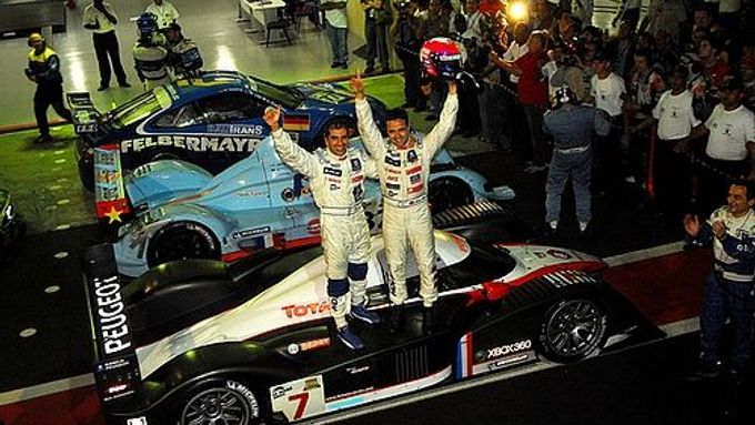 Marc Gené a Nicolas Minassian slaví na svém Peugeotu 908 vítězství v závodě Le Mans Série Mil Milhas Brazil.